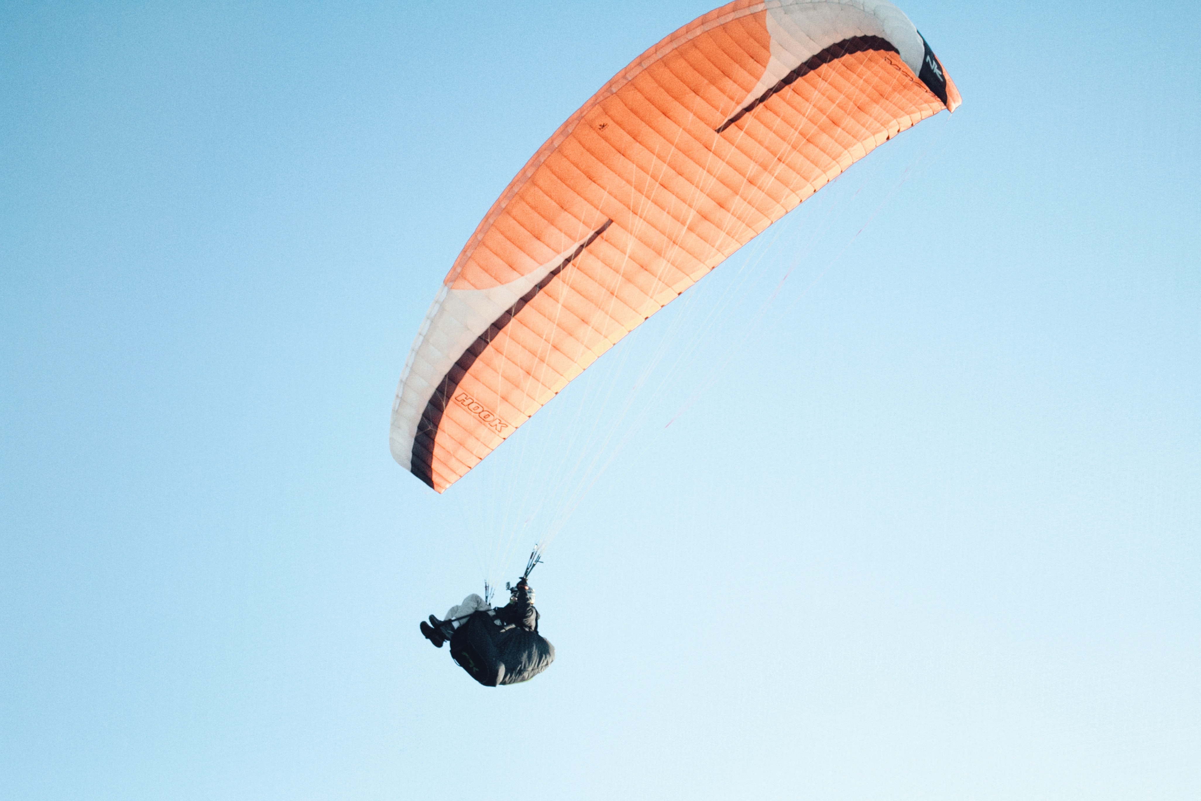 Paragliding by Vicente Núñez on Unsplash.