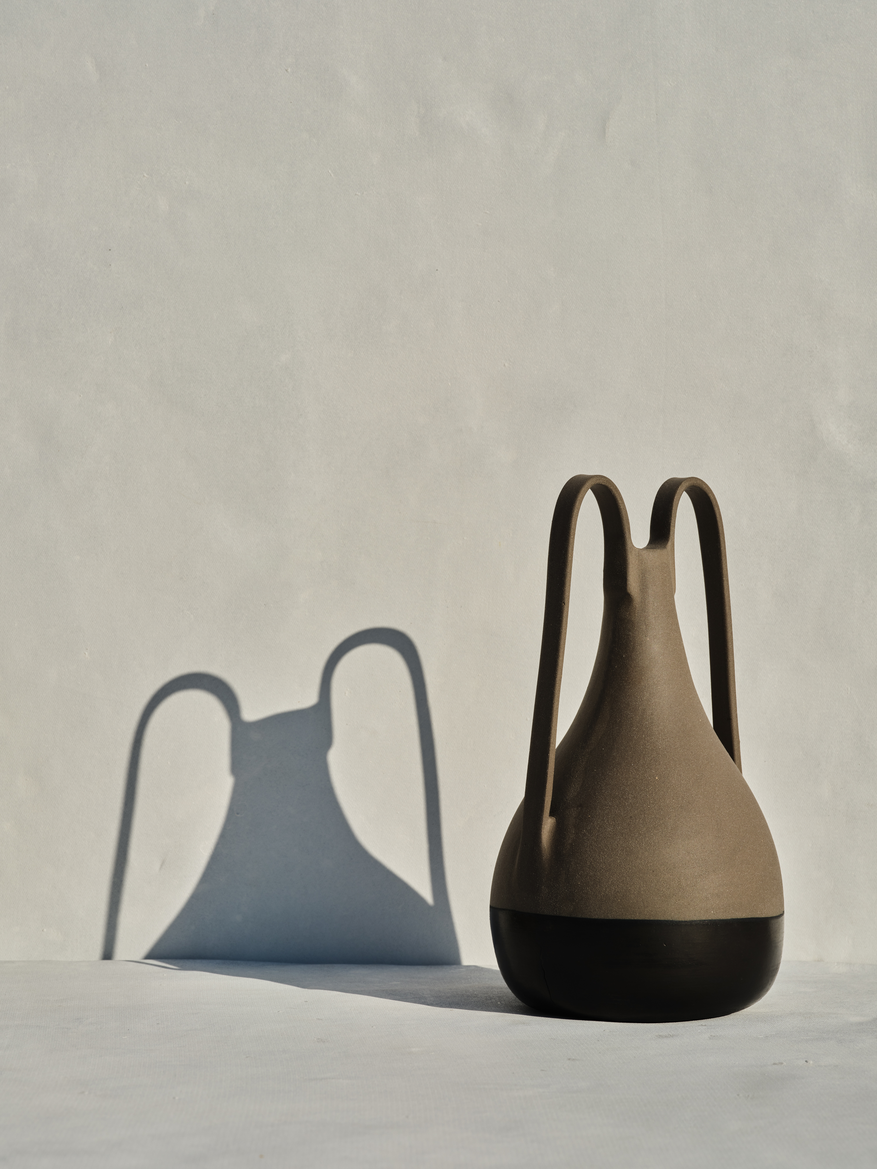 PYTHOS - Black/grey ceramic vase with two handles